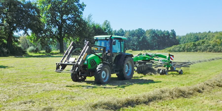 DEUTZ FAHR Agroplus 80 mit Mittelschwader DEUTZ FAHR